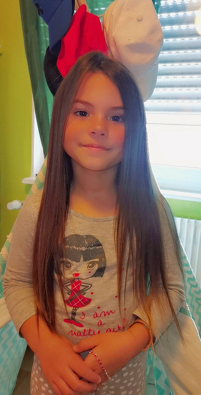 Léa a rejoint le concours — aidez-le/la à gagner de superbes lots ! chin, eyebrow, eyelash, facial_expression, fashion, forehead, hairstyle, head, human, joint, joy, lip, mouth, neck, organ, person, shoulder, skin, sleeve, smile