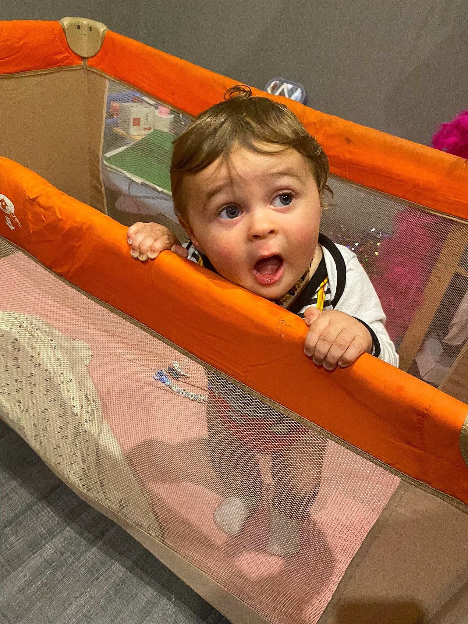 Maël participe au concours pour gagner de l'argent avec cette photo : baby, baby_products, baby_safety, baby_toddler_clothing, baby_toys, child, comfort, eye, fun, happy, head, leisure, orange, person, play, recreation, room, sitting, surprise, toddler