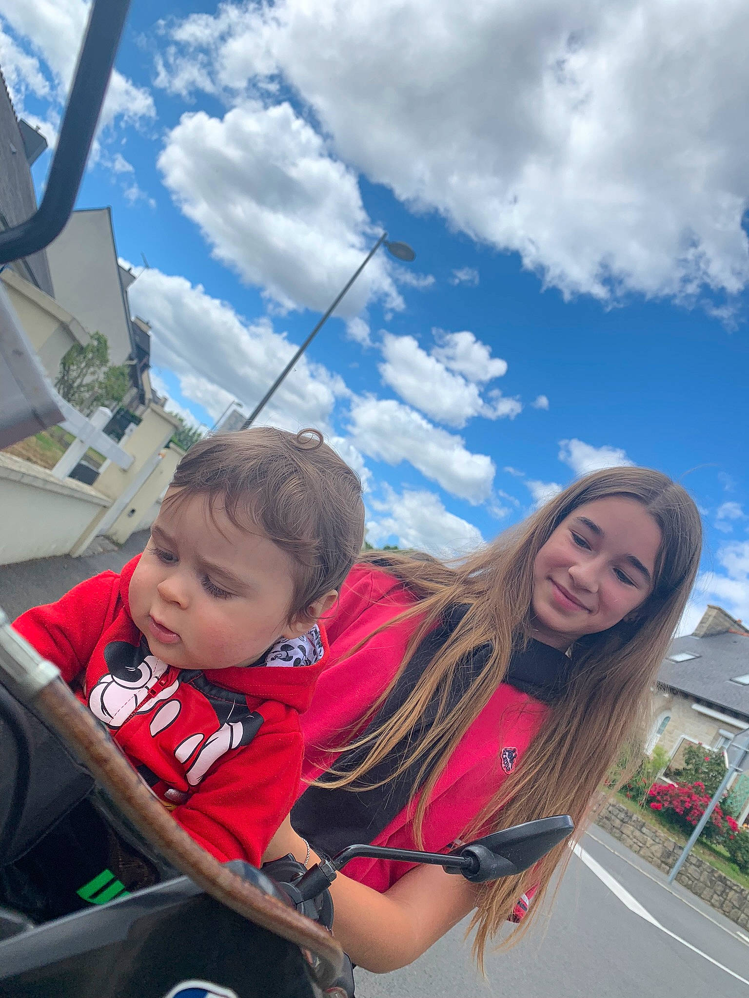 Maël participe au concours pour gagner de l'argent avec cette photo : baby, baby_carriage, child, cloud, electric_blue, event, fun, grass, happy, joy, leisure, motor_vehicle, person, plant, recreation, sitting, sky, toddler, tourism, travel