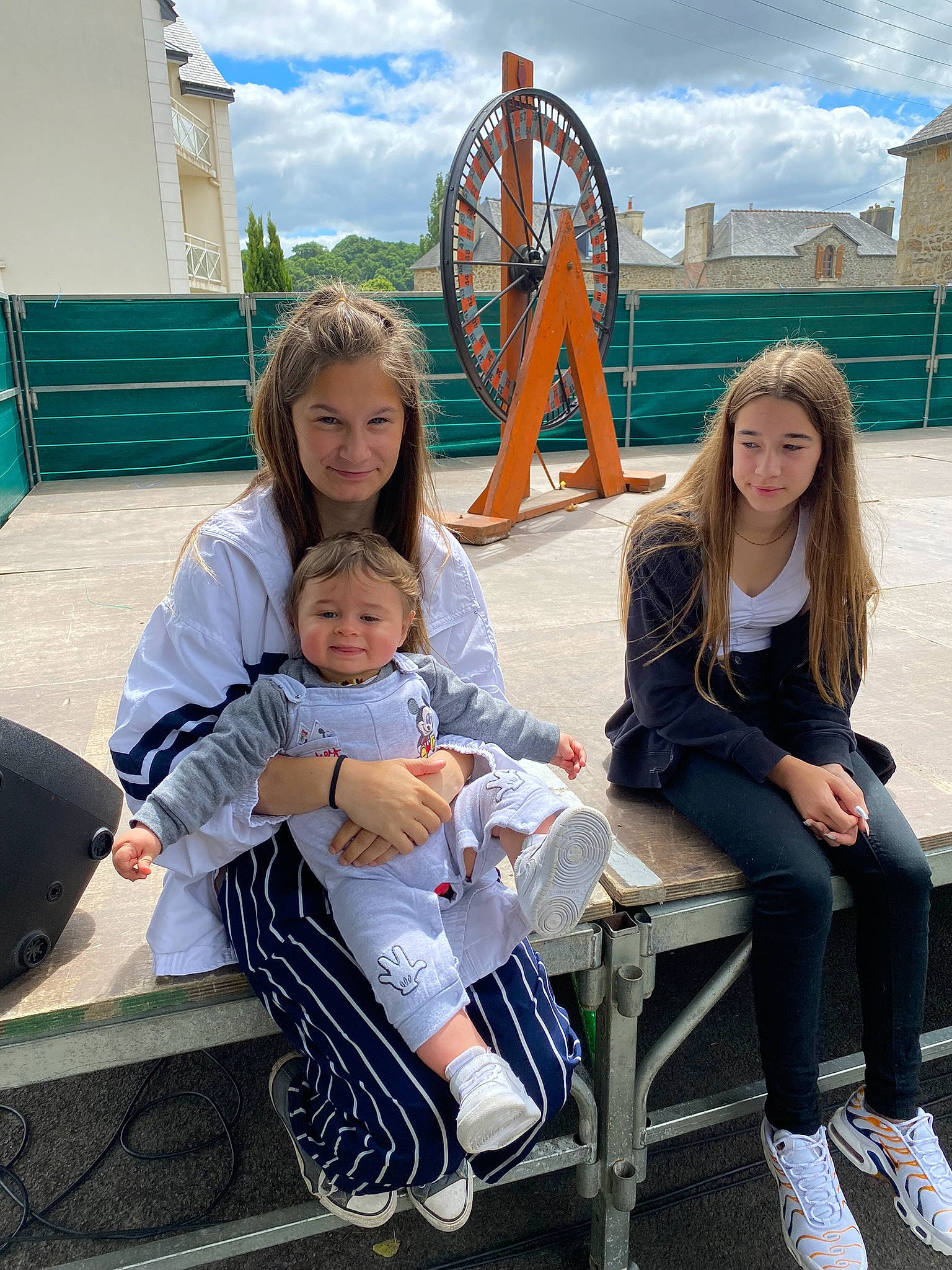 Maël participe au concours pour gagner de l'argent avec cette photo : baby, bench, boot, cloud, comfort, daytime, event, fun, happy, joy, lap, leg, leisure, outdoor_furniture, person, recreation, shoe, sitting, sky, sneakers