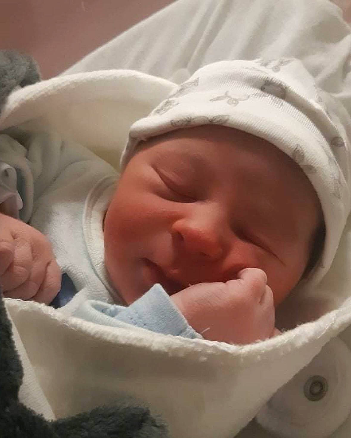 Maël a rejoint le concours — aidez-le/la à gagner de superbes lots ! baby, baby_products, baby_toddler_clothing, bedtime, carmine, cheek, child, chin, comfort, eyebrow, headwear, linens, lip, person, skin, sleep, textile, thumb, toddler