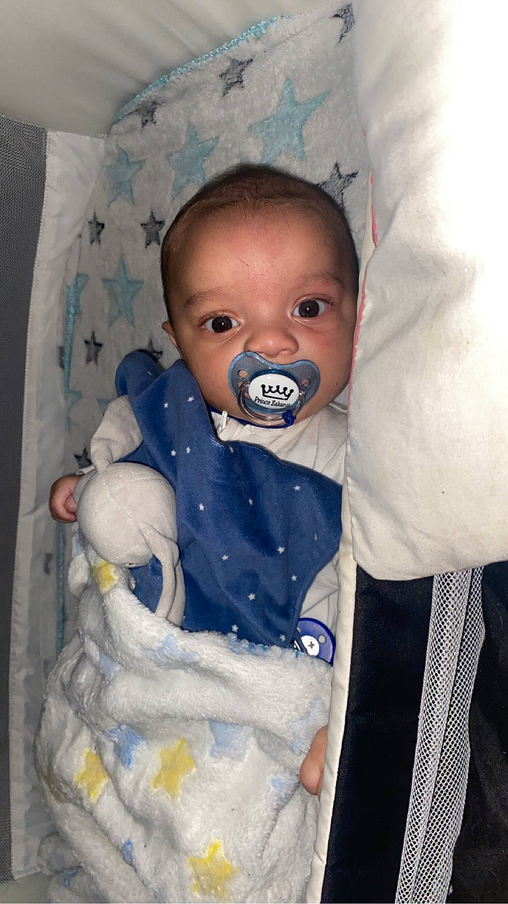 Zakarya a rejoint le concours — aidez-le/la à gagner de superbes lots ! baby, baby_products, baby_safety, baby_sleeping, baby_toddler_clothing, cheek, child, collar, comfort, dress_shirt, human_body, infant_bed, linens, outerwear, pattern, person, sitting, skin, sleeve, textile