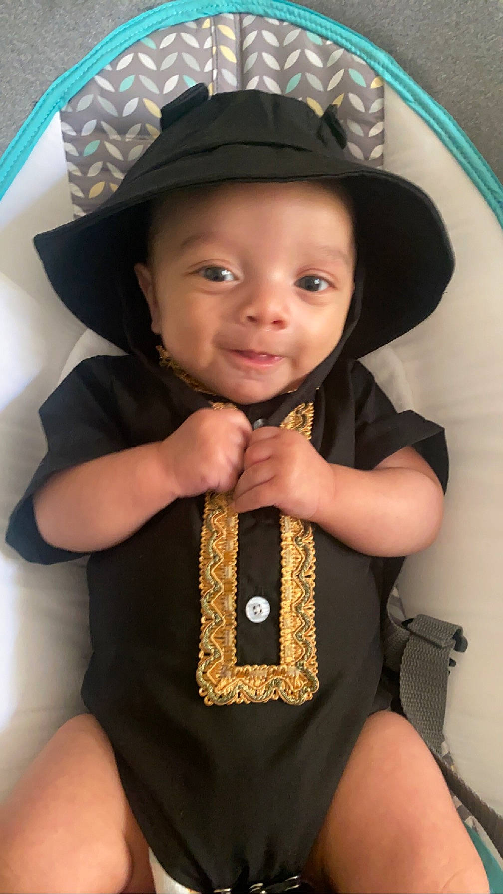 Zakarya participe au concours pour gagner de l'argent avec cette photo : black, cap, chin, cool, eye, facial_expression, finger, gesture, hairstyle, happy, hat, head, headgear, headwear, helmet, lip, person, skin, sleeve, smile