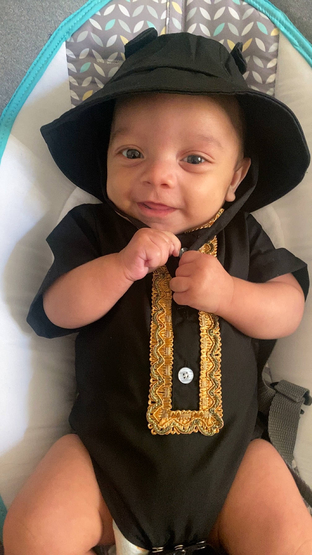 Zakarya participe au concours pour gagner de l'argent avec cette photo : baby_toddler_clothing, child, costume_hat, cowboy_hat, eye, fashion_accessory, fedora, gesture, happy, hat, jewellery, lip, neck, pattern, person, sleeve, smile, sun_hat, thigh, thumb
