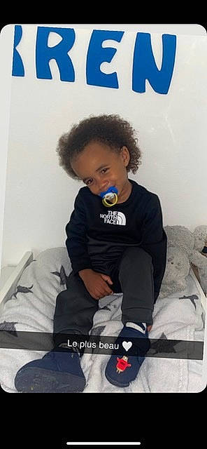 Warren participe au concours pour gagner de l'argent avec cette photo : baby, baby_toddler_clothing, child, comfort, electric_blue, eye, flooring, fun, happy, knee, linens, logo, person, room, sitting, sleeve, sock, sportswear, t_shirt, toddler