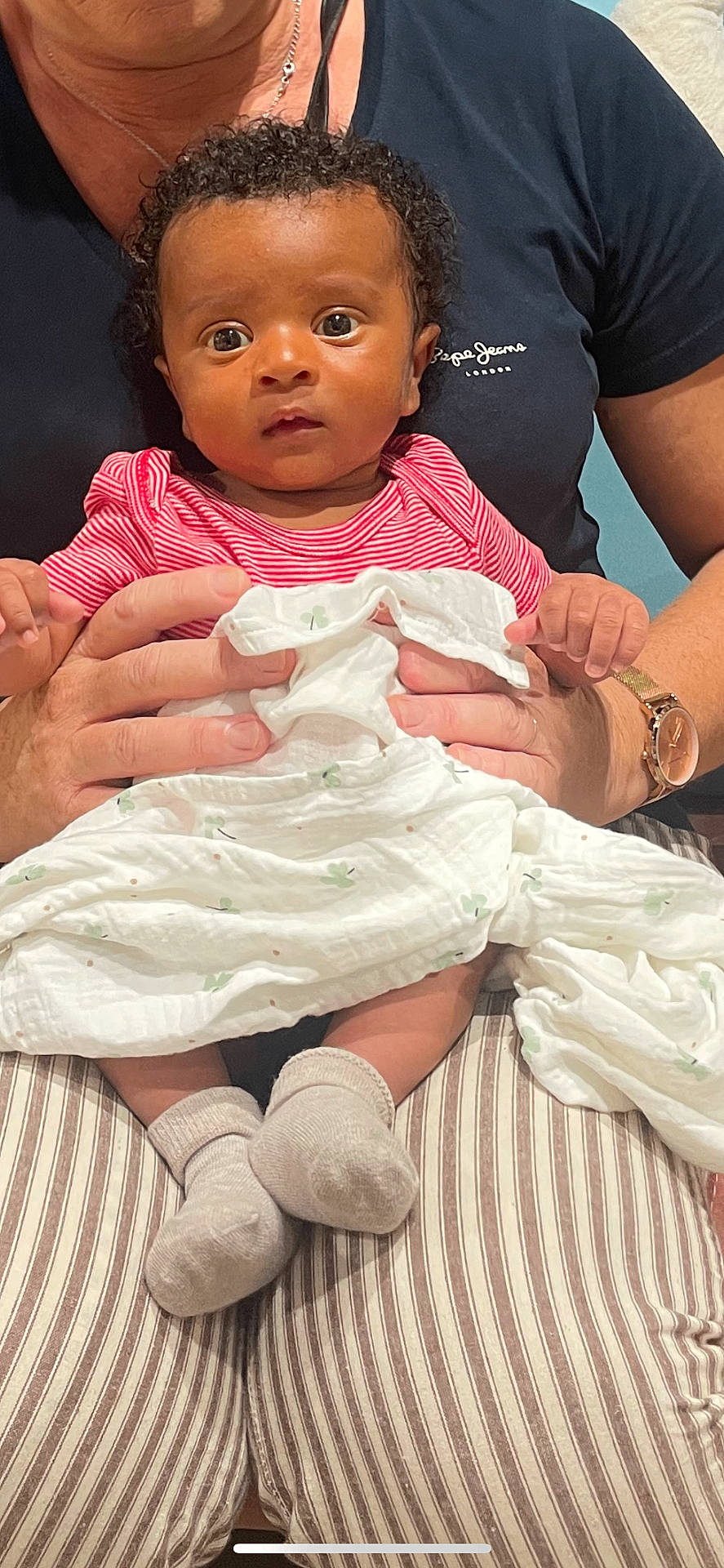 Marin a rejoint le concours — aidez-le/la à gagner de superbes lots ! accessories, baby, blanket, bodypart, clothing, couch, face, finger, furniture, hand, head, hosiery, newborn, people, person, photography, portrait, sitting, sock, t_shirt