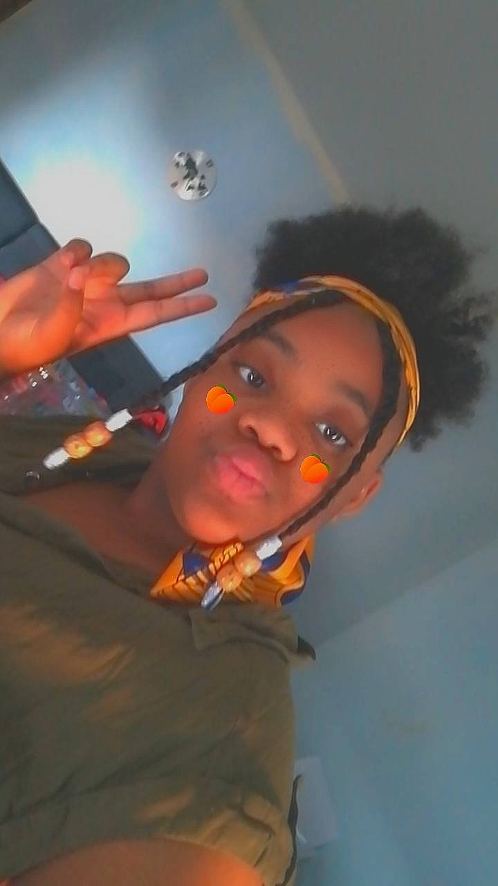 Kyara participe au concours pour gagner de l'argent avec cette photo : audio_equipment, child, dreadlocks, ear, earrings, event, eyebrow, eyelash, eyewear, fashion_accessory, flash_photography, formal_wear, fun, gesture, happy, jewellery, lip, neck, nose, person