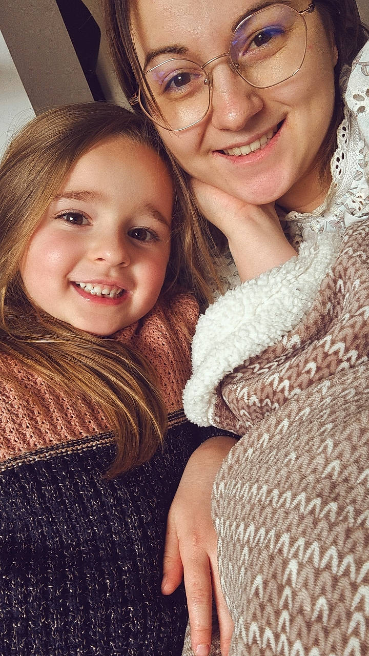 Luna participe au concours pour gagner de l'argent avec cette photo : cheek, child, eyebrow, facial_expression, flash_photography, gesture, glasses, hairstyle, happy, headwear, interaction, iris, joy, lip, nose, organ, outerwear, person, skin, sleeve