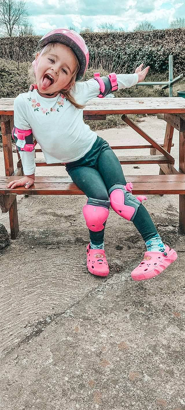 Luna a rejoint le concours — aidez-le/la à gagner de superbes lots ! bench, calf, child, eyewear, fun, grass, happy, headwear, human_leg, knee, leggings, leisure, magenta, person, pink, recreation, shorts, sitting, sock, sportswear