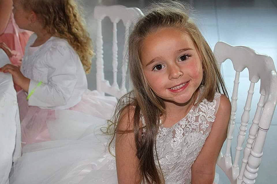 Luna participe au concours pour gagner de l'argent avec cette photo : blond, bridal_accessory, bridal_clothing, chair, child, dress, event, eyebrow, eyelash, face, flash_photography, fun, gesture, happy, iris, joy, leisure, person, room, skin