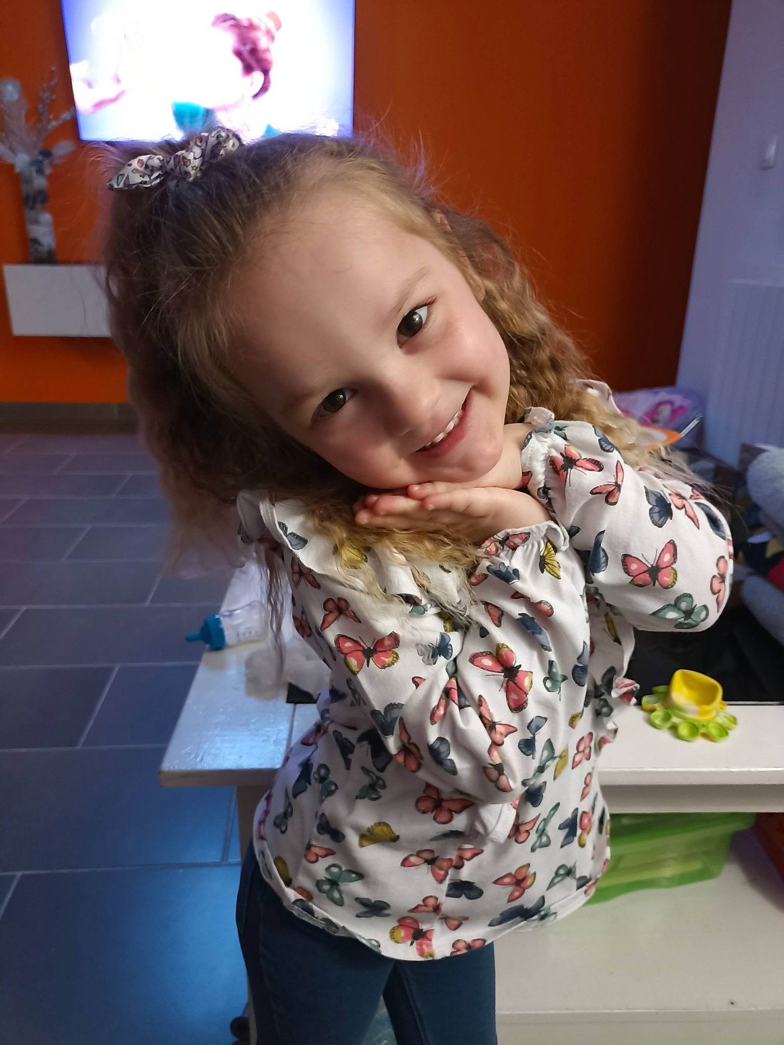 Lyana a rejoint le concours — aidez-le/la à gagner de superbes lots ! baby, baby_toddler_clothing, cheek, child, eye, flooring, fun, hair, hairstyle, happy, joy, pattern, person, play, room, sitting, skin, sleeve, smile, standing