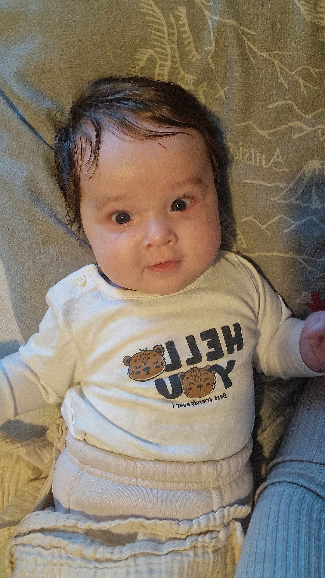 Mael a rejoint le concours — aidez-le/la à gagner de superbes lots ! baby, infant, face, eyes, hair, scratch, clothing, blanket, pattern, cute, lying_down, child, portrait, expression, soft_lighting, indoors, sleeper, toddler, smile, cozy