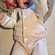 Mael participe au concours pour gagner de l'argent avec cette photo : baby, infant, smiling, laughing, hat, knitted_hat, beige_clothing, white_clothing, sleeper, socks, happy, cute, child, indoor, blanket, fabric, soft, portrait, laying_down, cozy