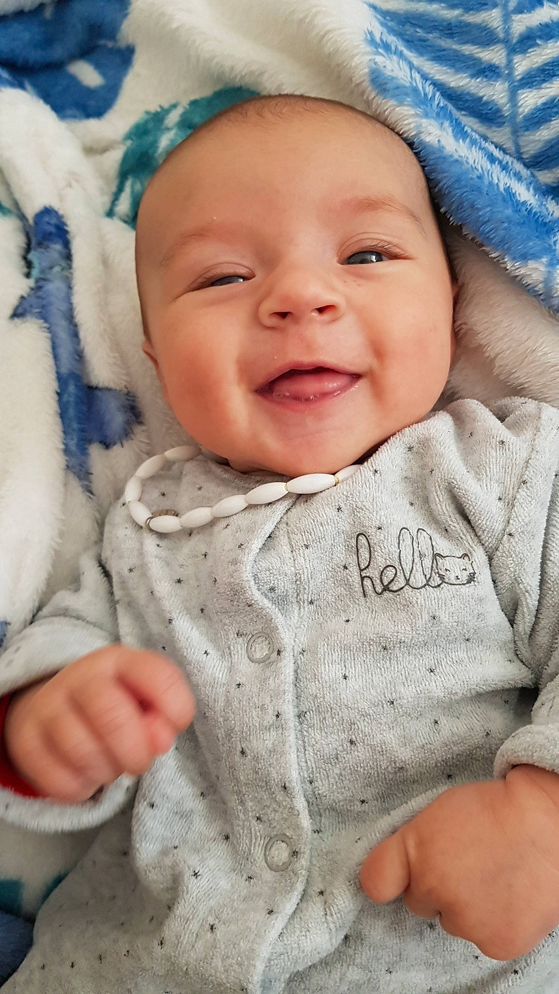 Anya participe au concours pour gagner de l'argent avec cette photo : baby, baby_making_funny_faces, cheek, child, chin, eye, face, facial_expression, forehead, gesture, head, lip, nose, person, skin, smile, toddler