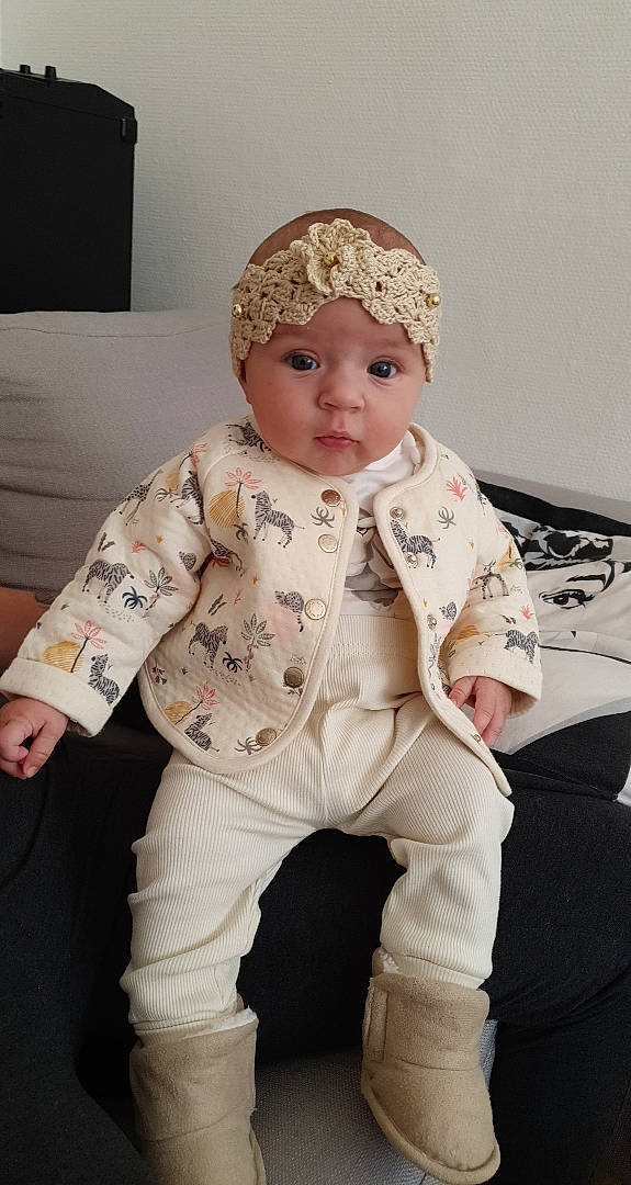 Anya participe au concours pour gagner de l'argent avec cette photo : baby, beige, child, headgear, headwear, person, sitting, sleeve, toddler