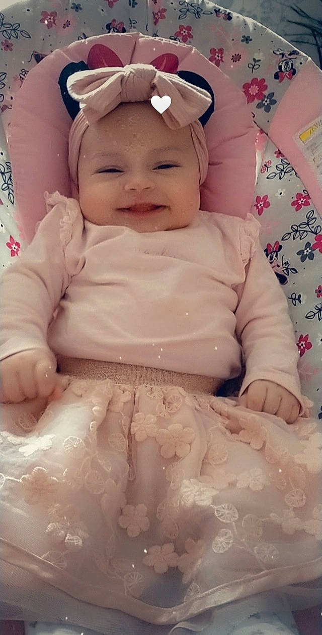 Miléna participe au concours pour gagner de l'argent avec cette photo : baby, baby_toddler_clothing, cheek, eye, eyebrow, face, facial_expression, happy, head, headgear, headwear, iris, joy, lip, mouth, person, photograph, pink, product, skin