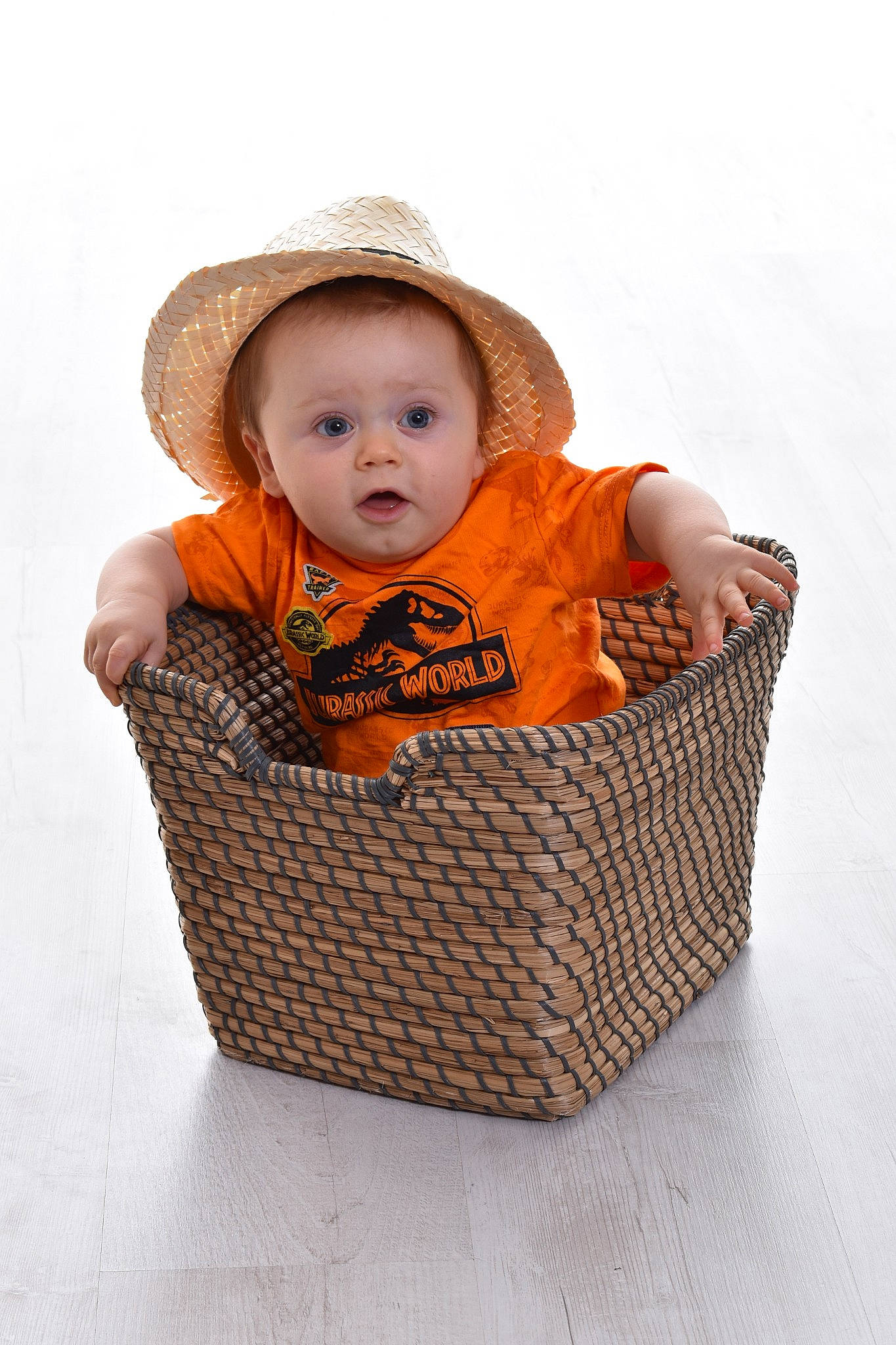 Sullyvan a rejoint le concours — aidez-le/la à gagner de superbes lots ! baby, baby_products, baby_toddler_clothing, basket, cap, child, comfort, costume_hat, fashion_accessory, happy, hat, home_accessories, laundry_basket, pattern, person, portrait_photography, sitting, storage_basket, sun_hat, surprise