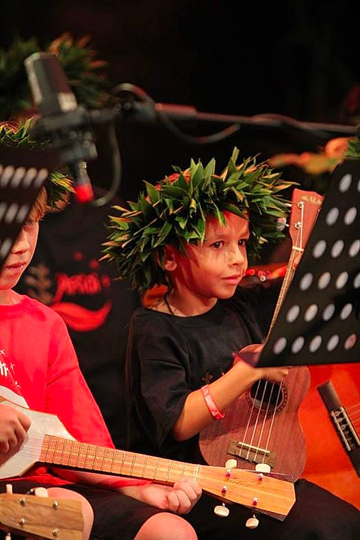 Paolo a rejoint le concours — aidez-le/la à gagner de superbes lots ! artist, bassist, electronic_instrument, folk_instrument, guitar, guitar_accessory, guitarist, hat, headwear, music, music_artist, musical_instrument, musical_instrument_accessory, musician, performance, performing_arts, person, plucked_string_instruments, pop_music, string_instrument