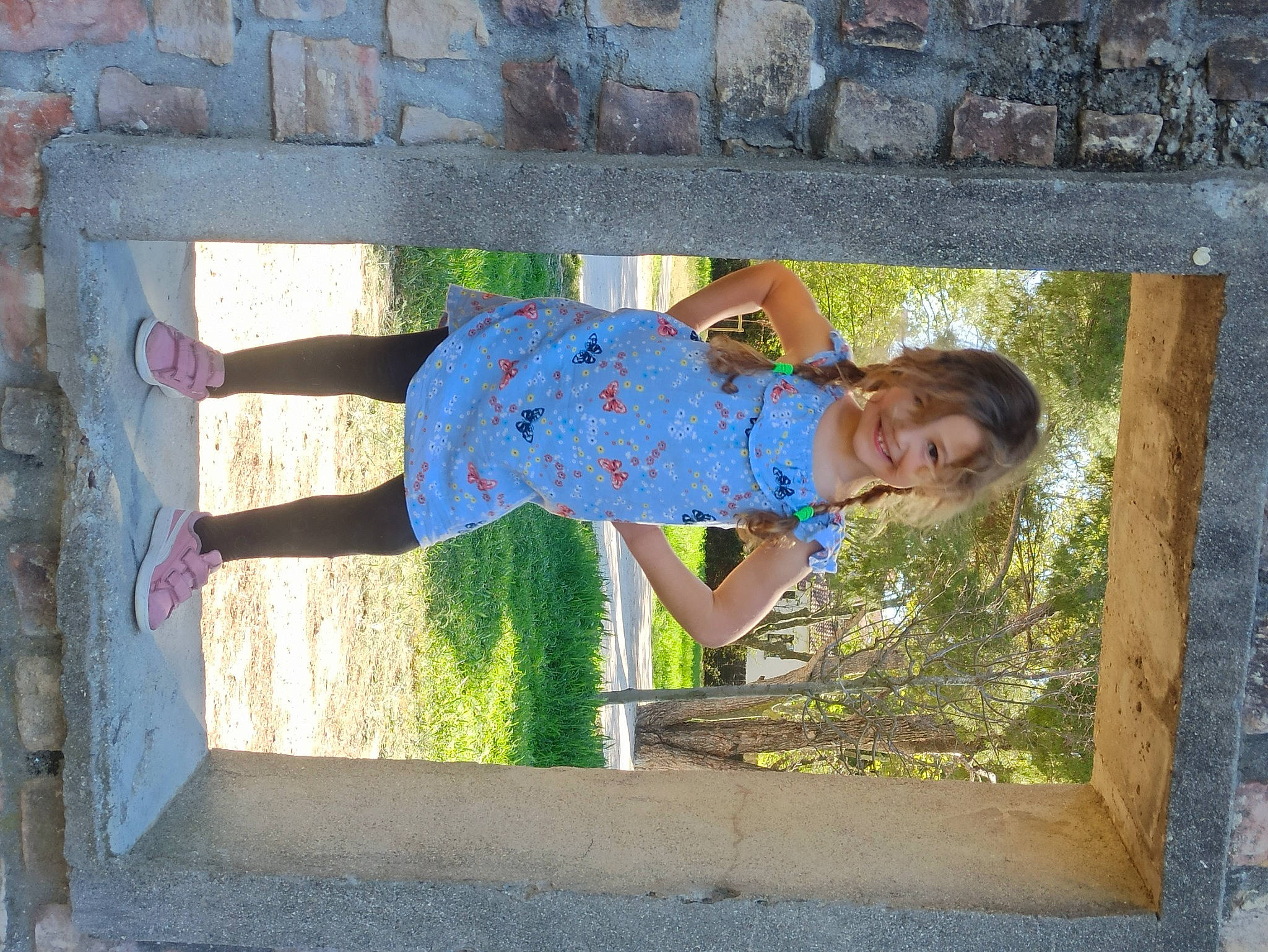 Mïa participe au concours pour gagner de l'argent avec cette photo : brick, child, denim, electric_blue, fun, grass, happy, human_leg, joy, leisure, pattern, people_in_nature, person, rectangle, shadow, sitting, smile, t_shirt, tints_and_shades, toddler