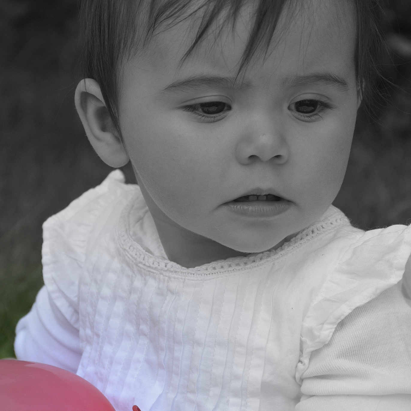 Eva participe au concours pour gagner de l'argent avec cette photo : baby, balloon, bodypart, clothing, dress, face, finger, frown, hand, happy, head, inflatable, mouth, person, photography, portrait, sad, smile, sphere, t_shirt