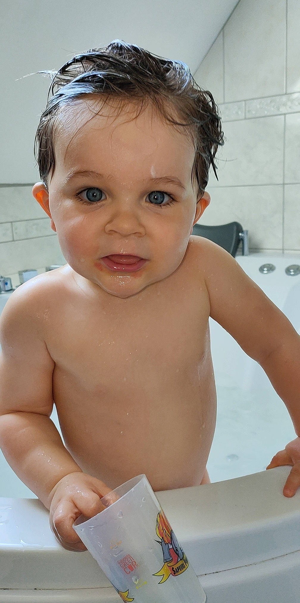 Daryl a rejoint le concours — aidez-le/la à gagner de superbes lots ! arm, baby_bathing, cheek, chin, eyebrow, face, forehead, hand, head, human_body, joint, lip, mouth, muscle, neck, nose, person, plumbing_fixture, shoulder, skin