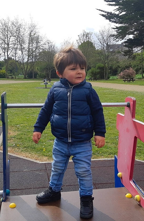 Daryl participe au concours pour gagner de l'argent avec cette photo : baby, baby_toddler_clothing, child, electric_blue, fun, grass, hairstyle, human_body, jacket, leisure, person, plant, recreation, shoe, sitting, sky, sleeve, smile, sneakers, toddler