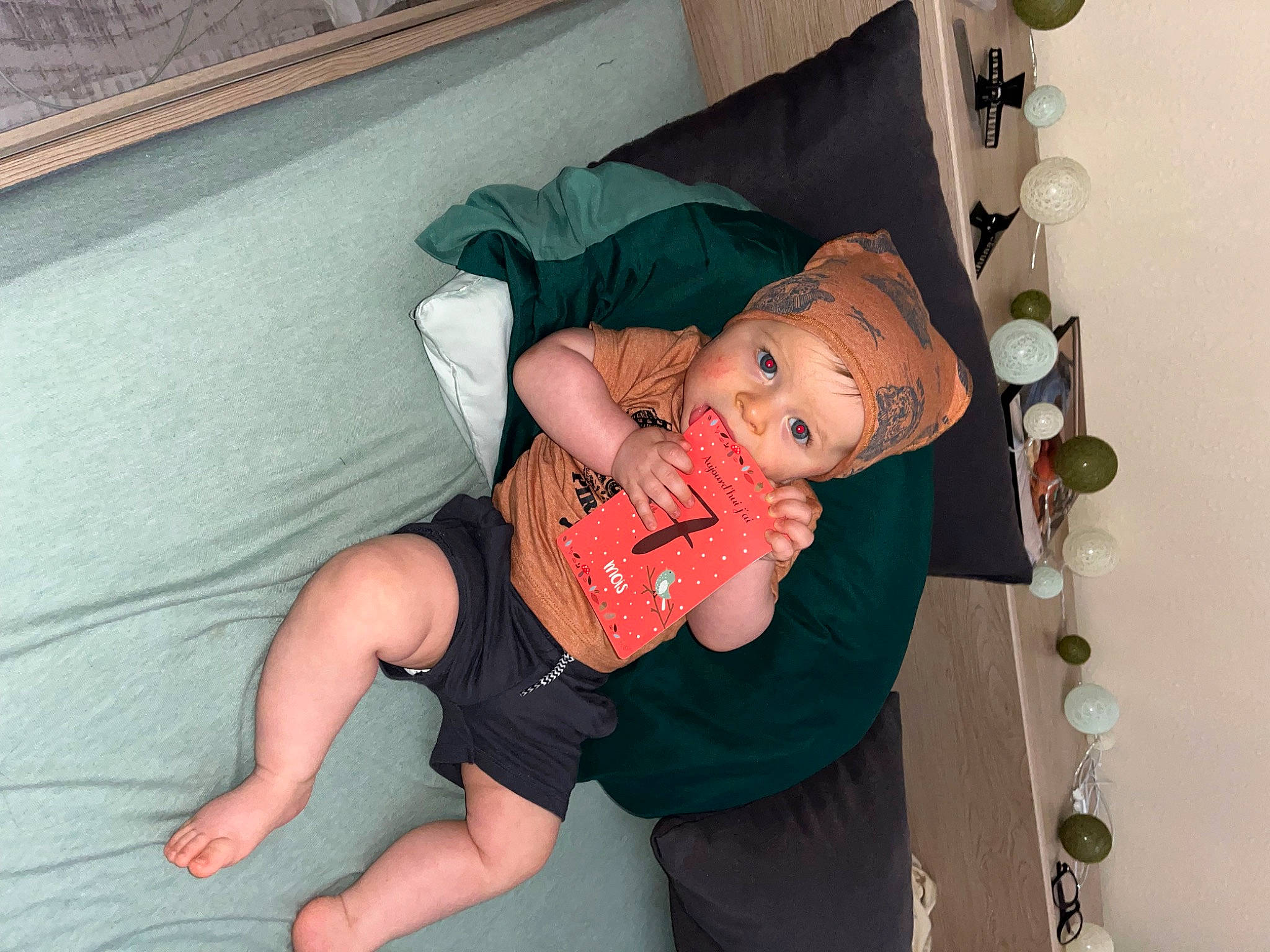 Erwann participe au concours pour gagner de l'argent avec cette photo : arm, baby, baby_products, baby_toddler_clothing, child, comfort, elbow, foot, fun, hat, headwear, human_leg, knee, lap, leg, nail, person, room, sitting, sock