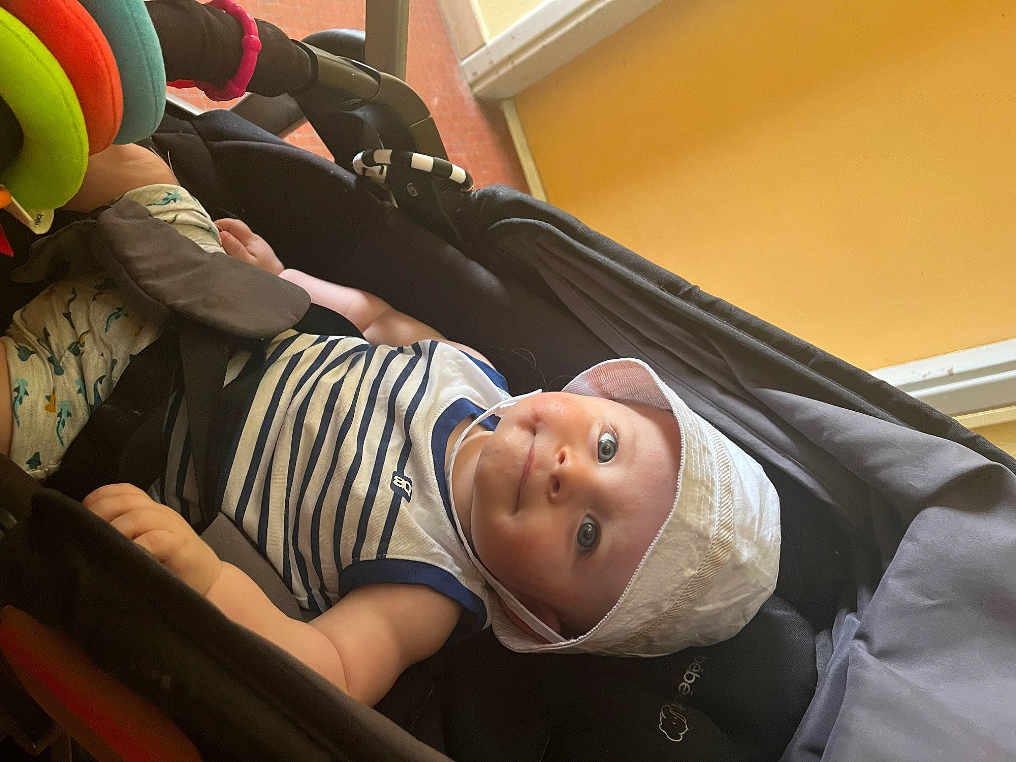 Erwann participe au concours pour gagner de l'argent avec cette photo : baby, baby_carriage, baby_products, baby_toddler_clothing, comfort, flash_photography, fun, happy, hat, headgear, headwear, human_leg, knee, leisure, nap, person, shorts, sitting, sleep, smile