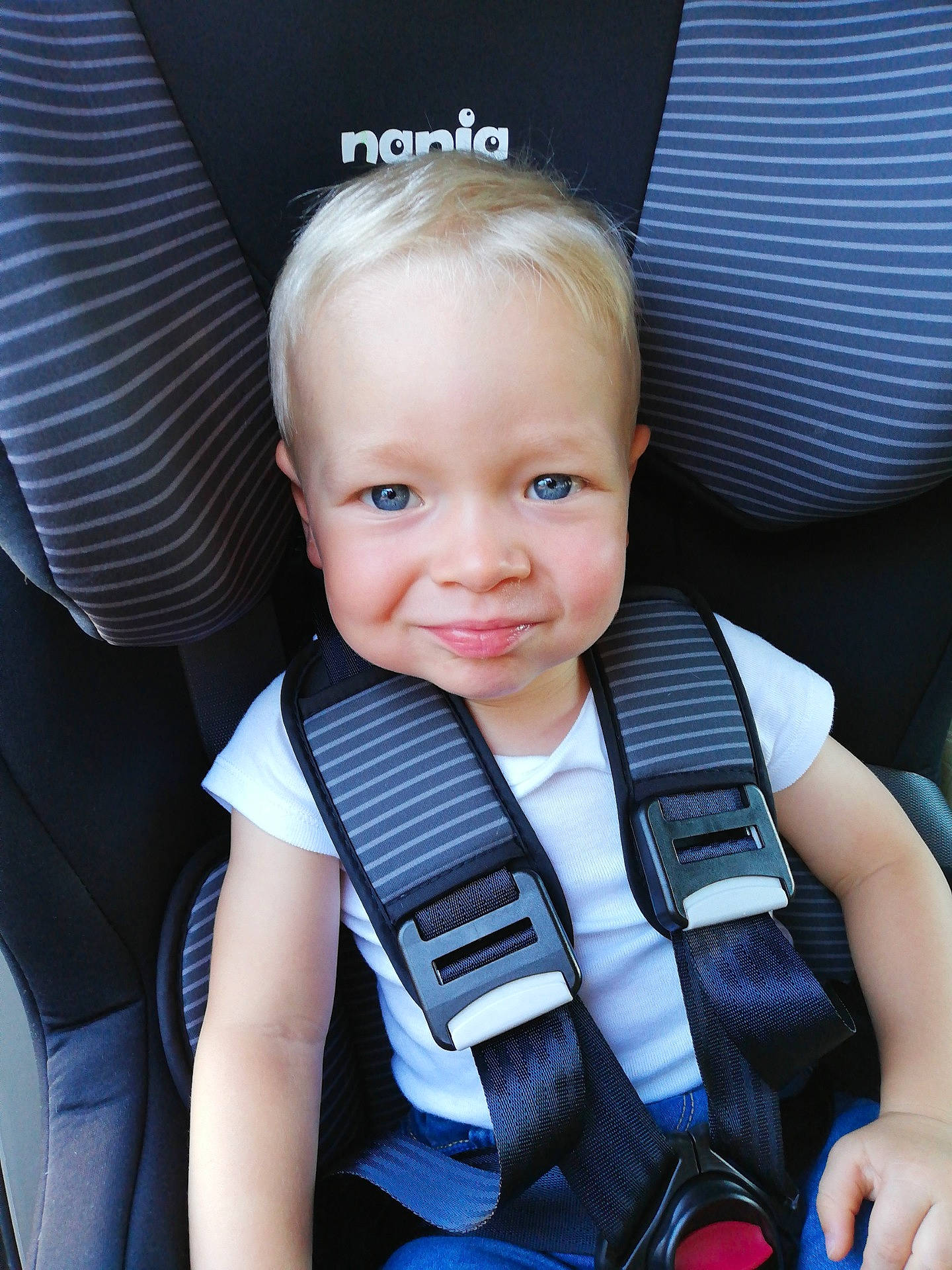 Gabriel a rejoint le concours — aidez-le/la à gagner de superbes lots ! auto_part, baby, baby_carriage, baby_in_car_seat, baby_products, car_seat, child, joy, neck, person, product, seat_belt, sitting, toddler