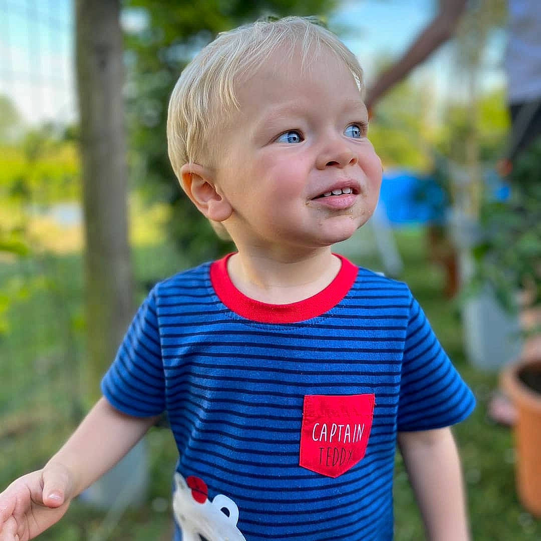 Gabriel a rejoint le concours — aidez-le/la à gagner de superbes lots ! baby, baby_toddler_clothing, child, person, play, sleeve, smile, summer, t_shirt, toddler, vacation