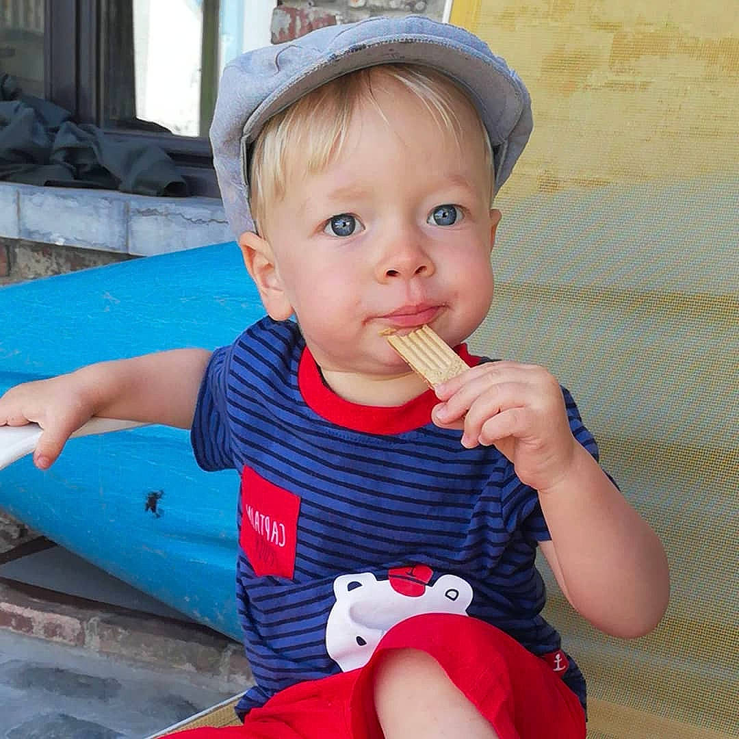 Gabriel participe au concours pour gagner de l'argent avec cette photo : baby, child, eating, food, person, play, toddler, vacation
