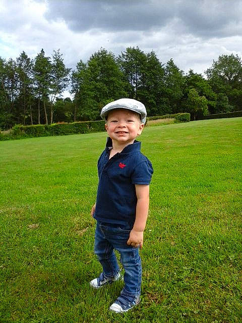 Gabriel a rejoint le concours — aidez-le/la à gagner de superbes lots ! child, fun, grass, grass_family, grassland, headwear, joy, lawn, meadow, person, plant, play, sky, summer, toddler, tree, vacation