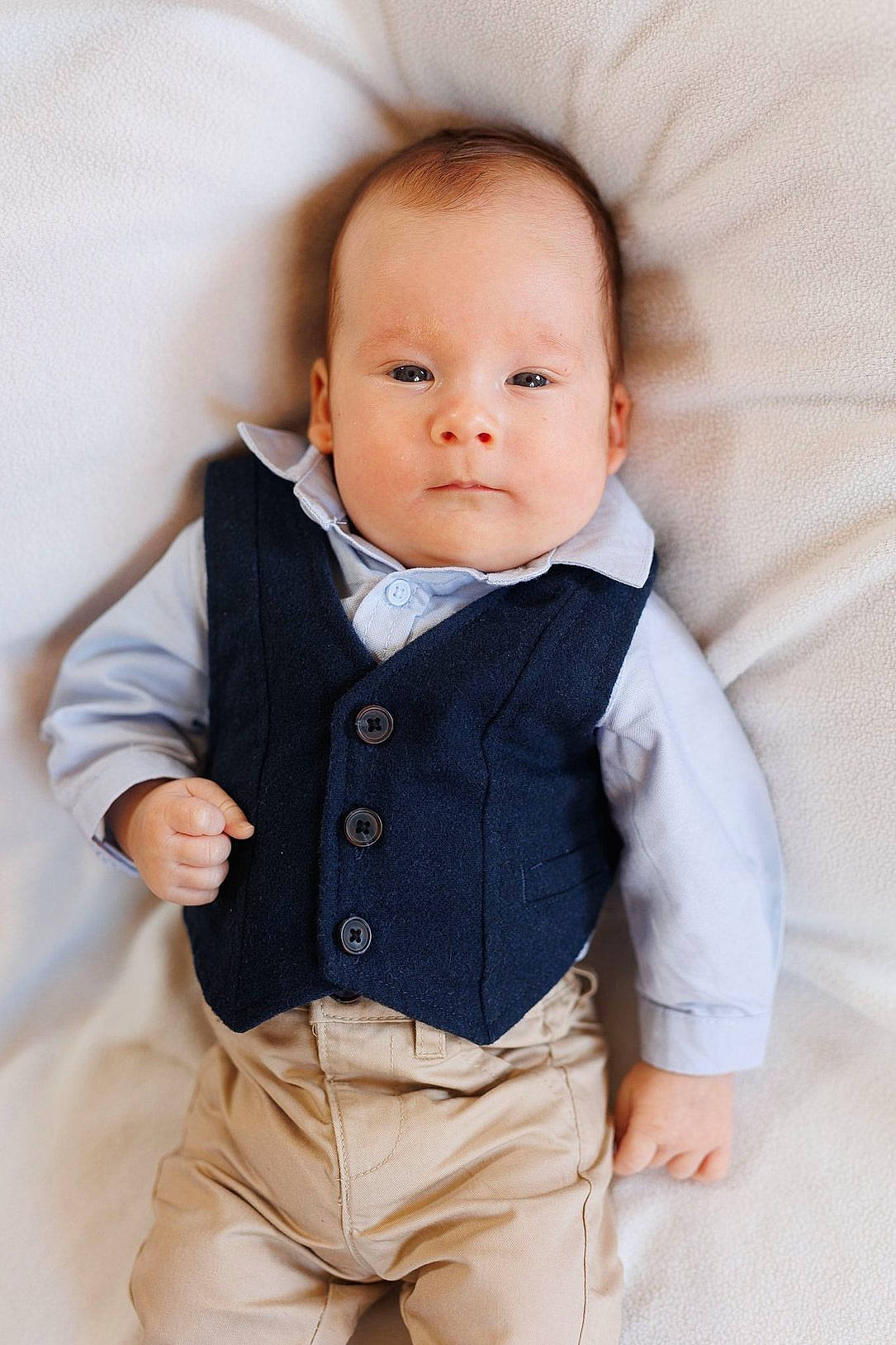 Marius a rejoint le concours — aidez-le/la à gagner de superbes lots ! baby, baby_toddler_clothing, blazer, button, child, collar, denim, dress_shirt, face, formal_wear, grey, head, human_body, outerwear, pattern, person, sitting, skin, sleeve, textile