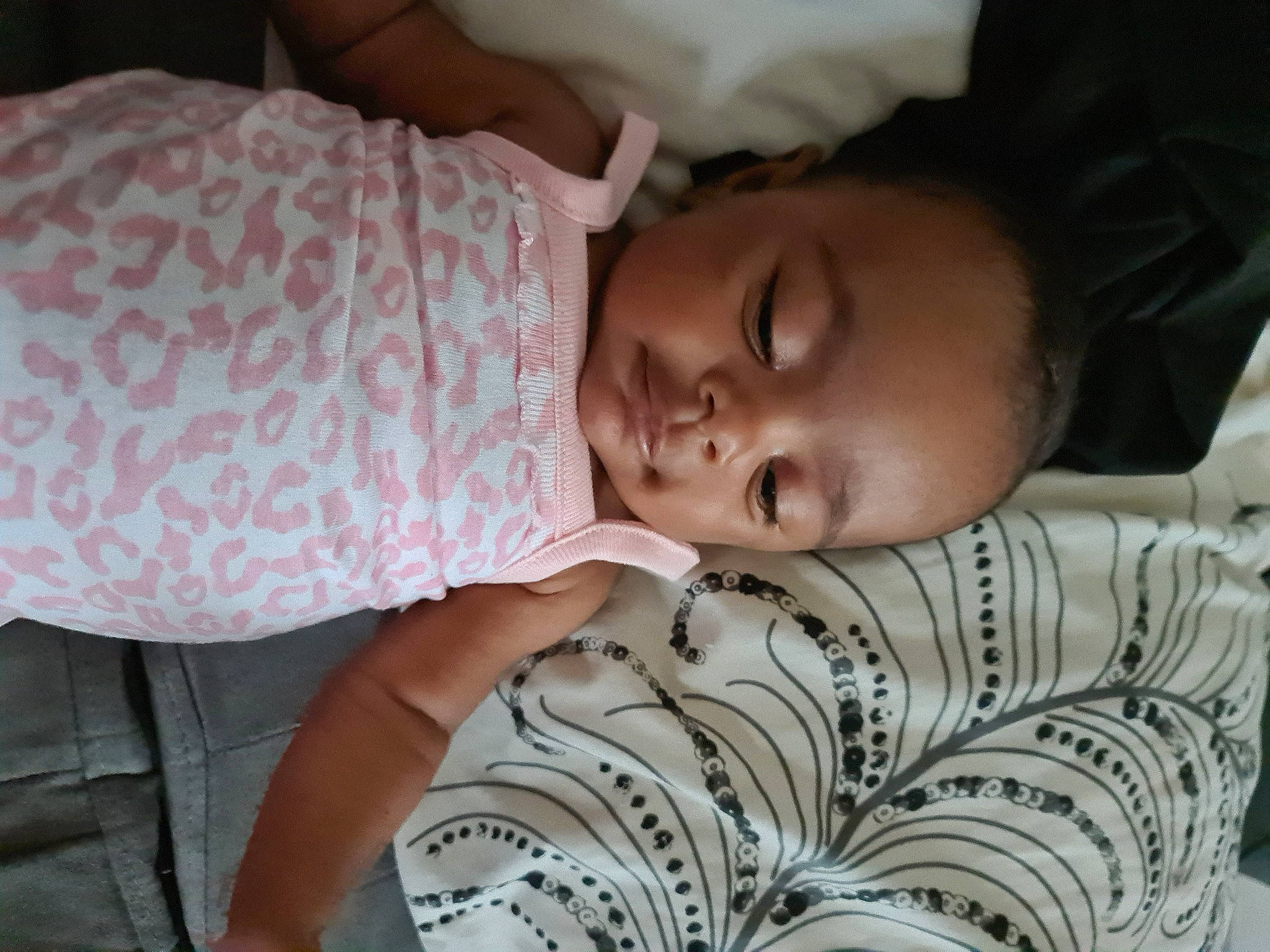 Mila a rejoint le concours — aidez-le/la à gagner de superbes lots ! baby, baby_toddler_clothing, cheek, child, comfort, ear, eyebrow, eyelash, facial_expression, finger, happy, iris, lip, mouth, nose, person, skin, sleeve, textile, toddler