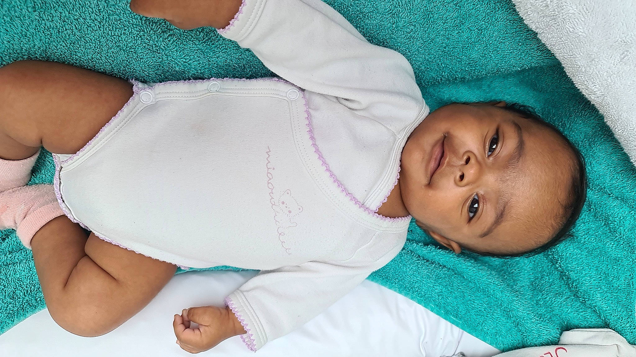 Mila a rejoint le concours — aidez-le/la à gagner de superbes lots ! arm, azure, baby, baby_products, baby_sleeping, baby_toddler_clothing, blue, cheek, child, comfort, human_leg, joint, linens, mouth, person, skin, sleeve, smile, thigh, toddler