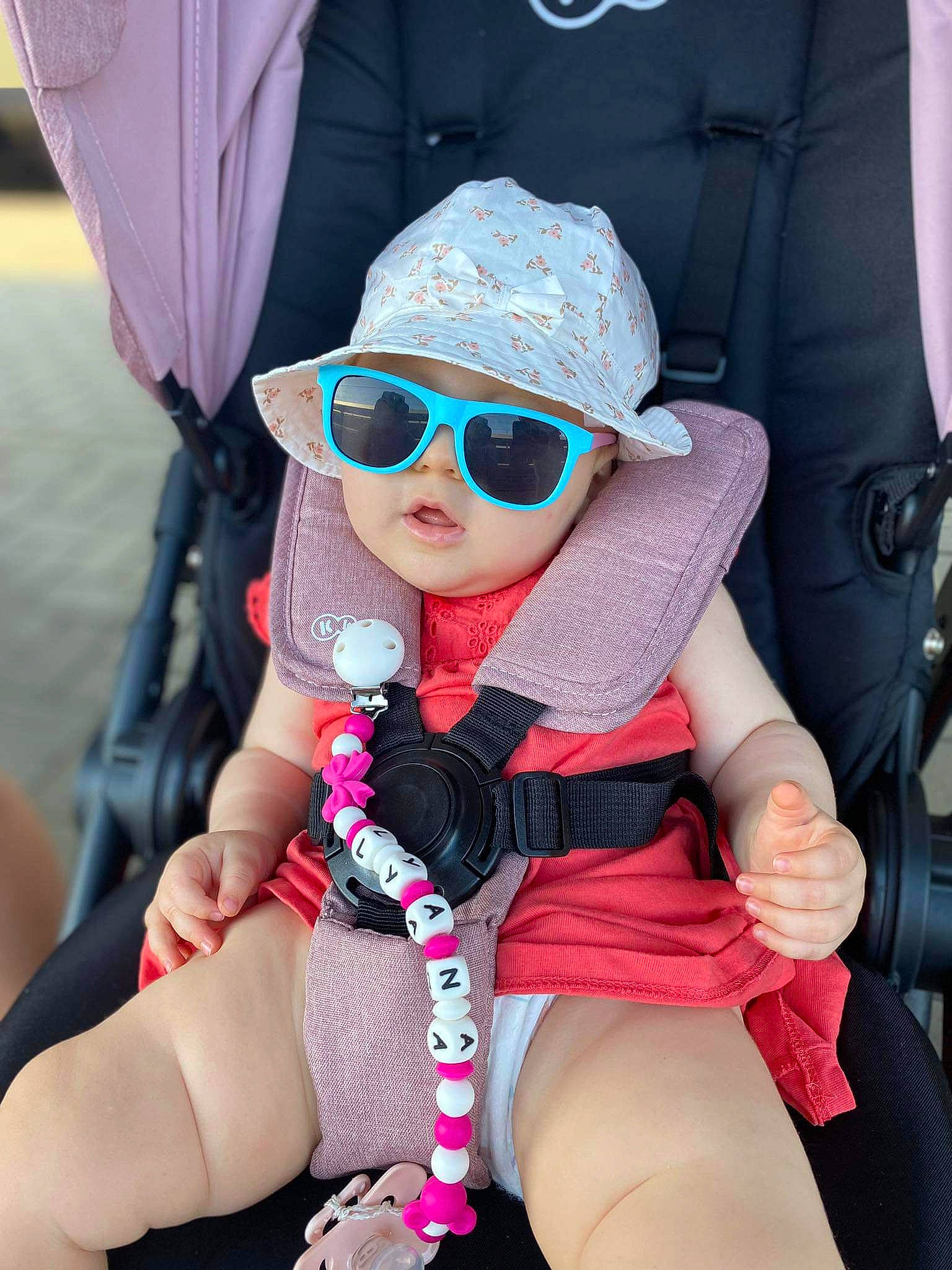 Lyana a rejoint le concours — aidez-le/la à gagner de superbes lots ! blue, cap, child, doll, electric_blue, eyewear, glasses, goggles, hairstyle, hat, headwear, human_leg, magenta, person, personal_protective_equipment, pink, sun_hat, sunglasses, textile, thigh