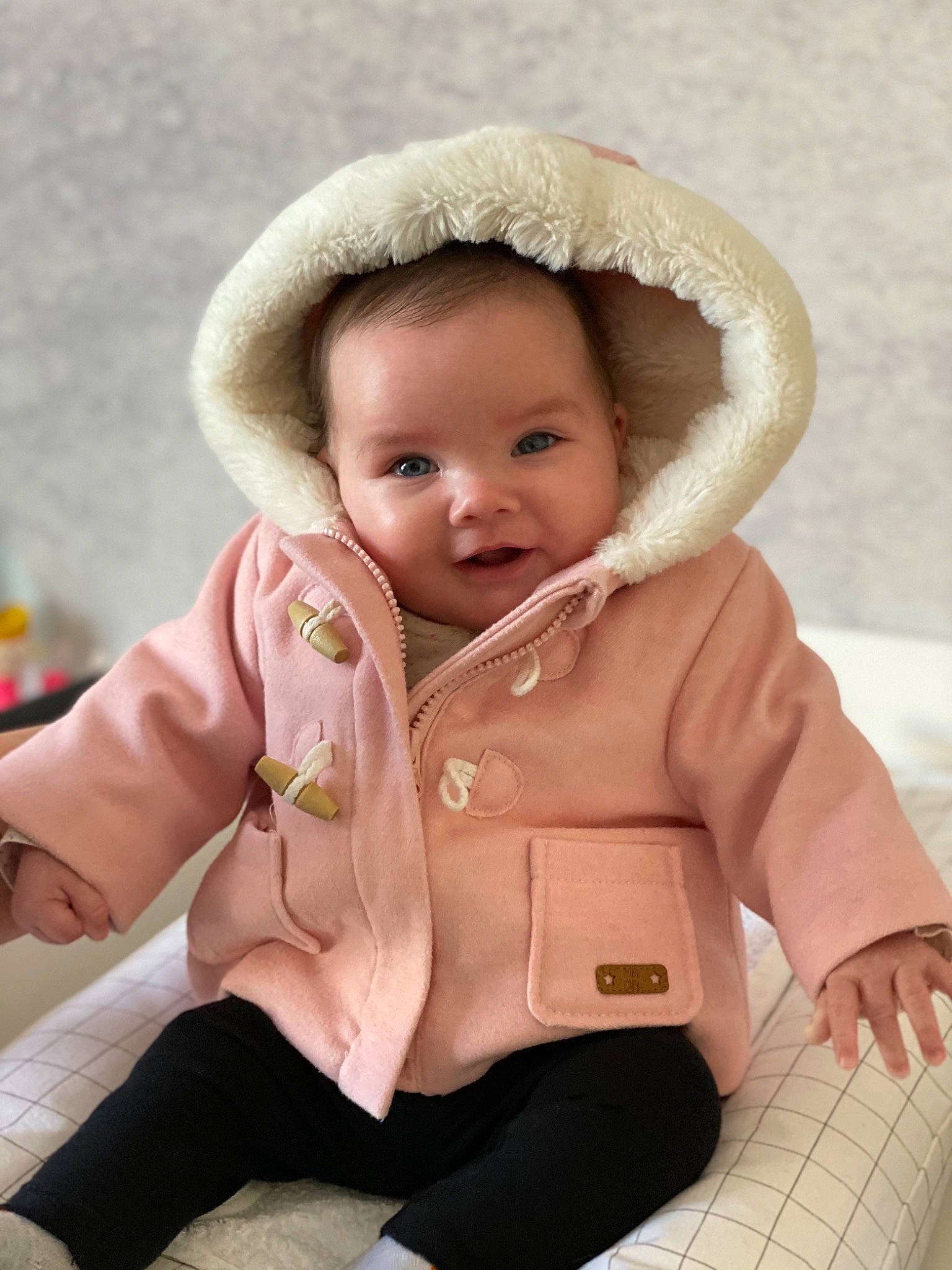 Judith a rejoint le concours — aidez-le/la à gagner de superbes lots ! baby, baby_toddler_clothing, blond, cap, cheek, child, comfort, eye, finger, fun, happy, human_body, jacket, lip, nose, outerwear, person, skin, sleeve, smile