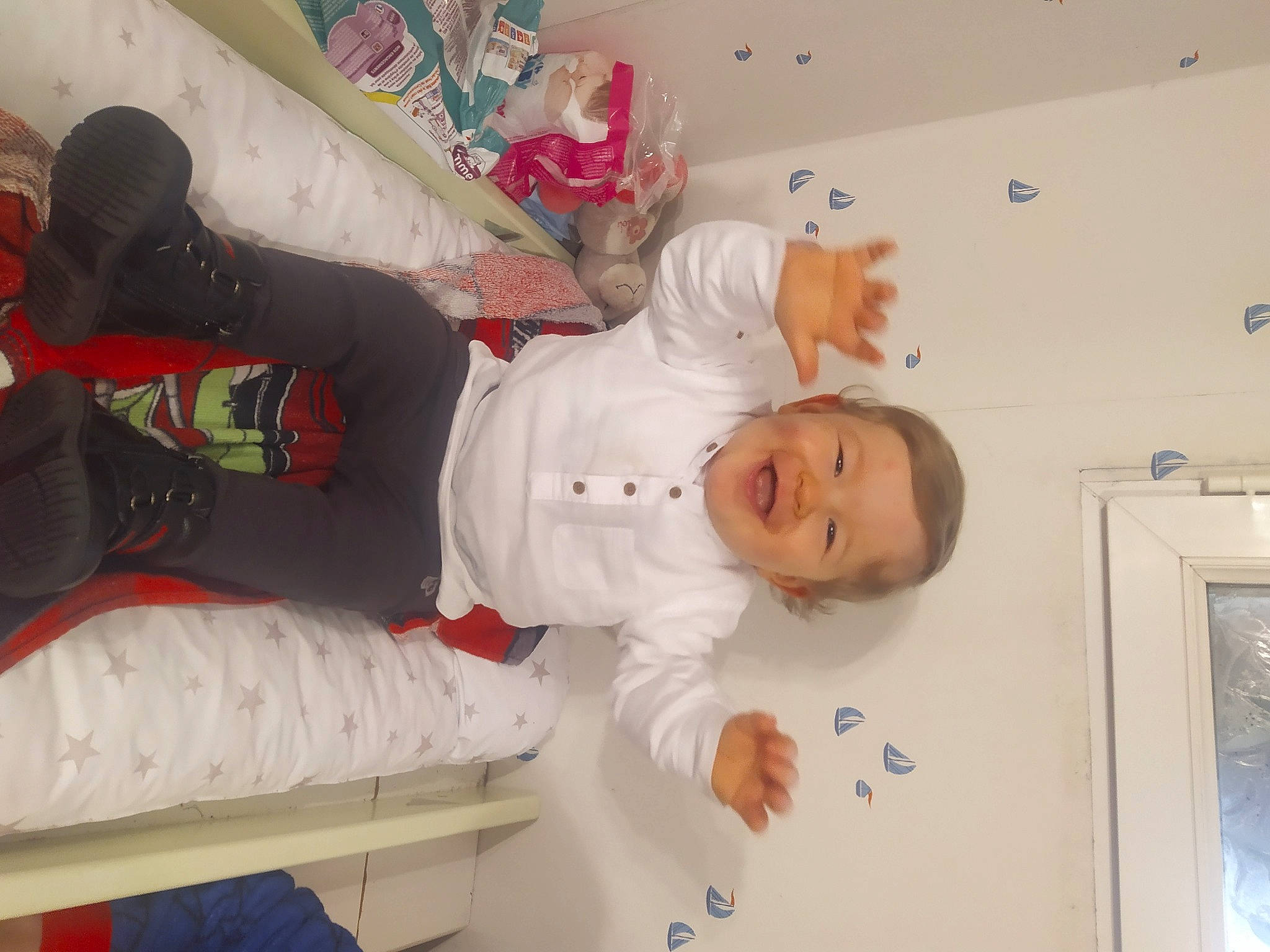Kylian participe au concours pour gagner de l'argent avec cette photo : baby, baby_toddler_clothing, carmine, child, comfort, person, room, smile, toddler