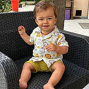 Samuel participe au concours pour gagner de l'argent avec cette photo : barefoot, casual, chair, child, daylight, face, furniture, happy, nature, outdoor, patio, person, potted_plant, shirt, shorts, sitting, smiling, snack, toddler, wooden_post