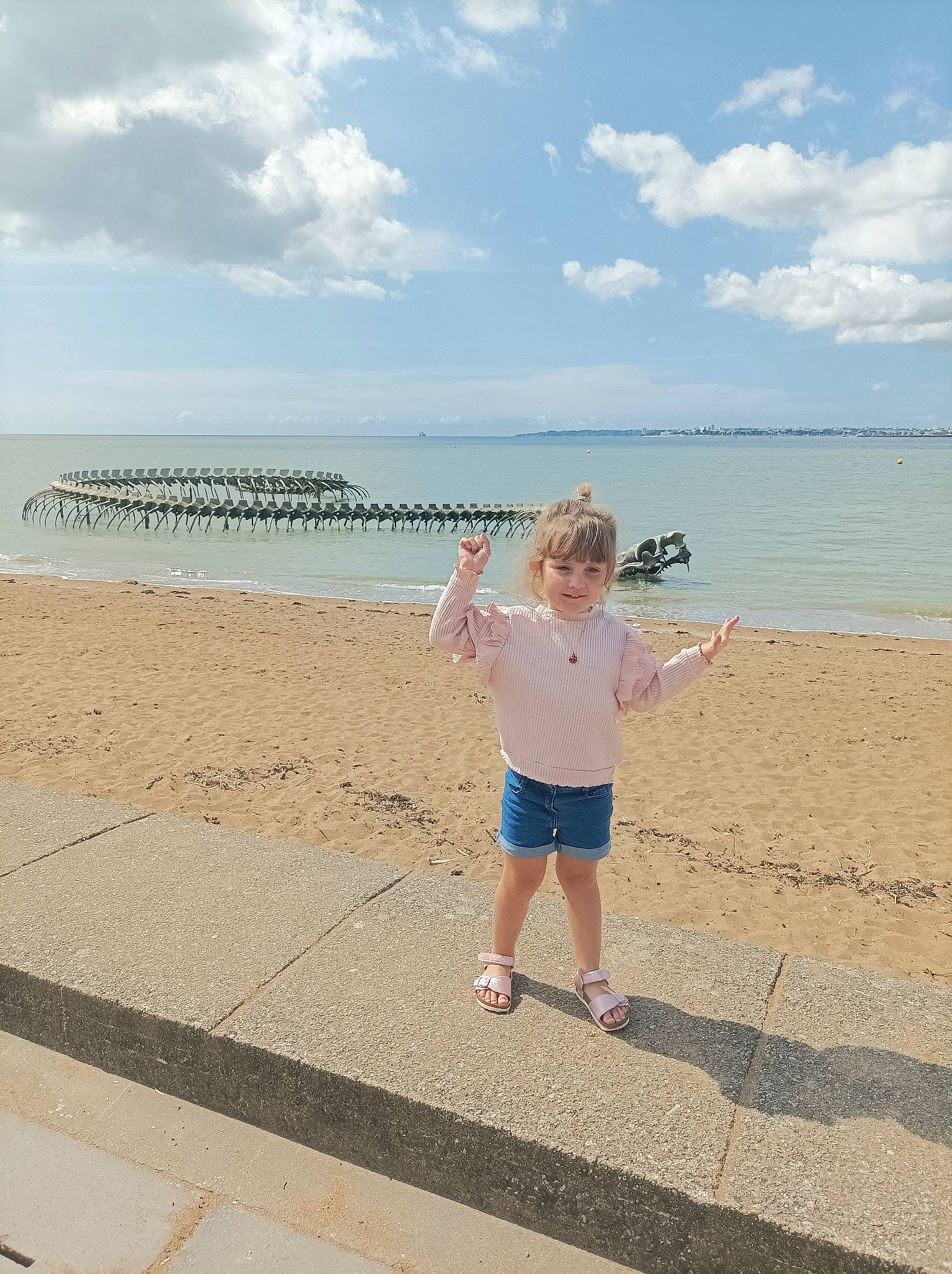 Clémence a rejoint le concours — aidez-le/la à gagner de superbes lots ! aqua, azure, beach, beauty, cloud, coastal_and_oceanic_landforms, fun, gesture, happy, horizon, lake, leisure, people_in_nature, people_on_beach, person, shore, shorts, sky, thigh, travel