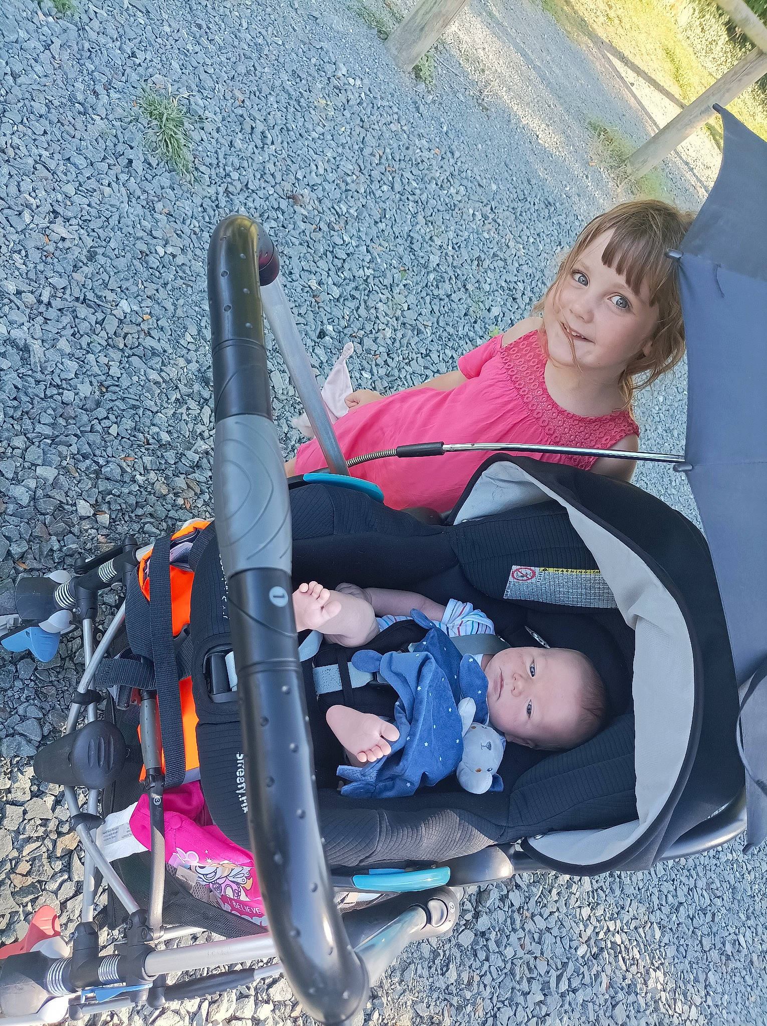 Clémence a rejoint le concours — aidez-le/la à gagner de superbes lots ! asphalt, auto_part, baby, baby_carriage, baby_products, child, comfort, electric_blue, fashion_accessory, fun, joy, lap, leisure, person, recreation, sitting, tire, toddler, travel, vacation