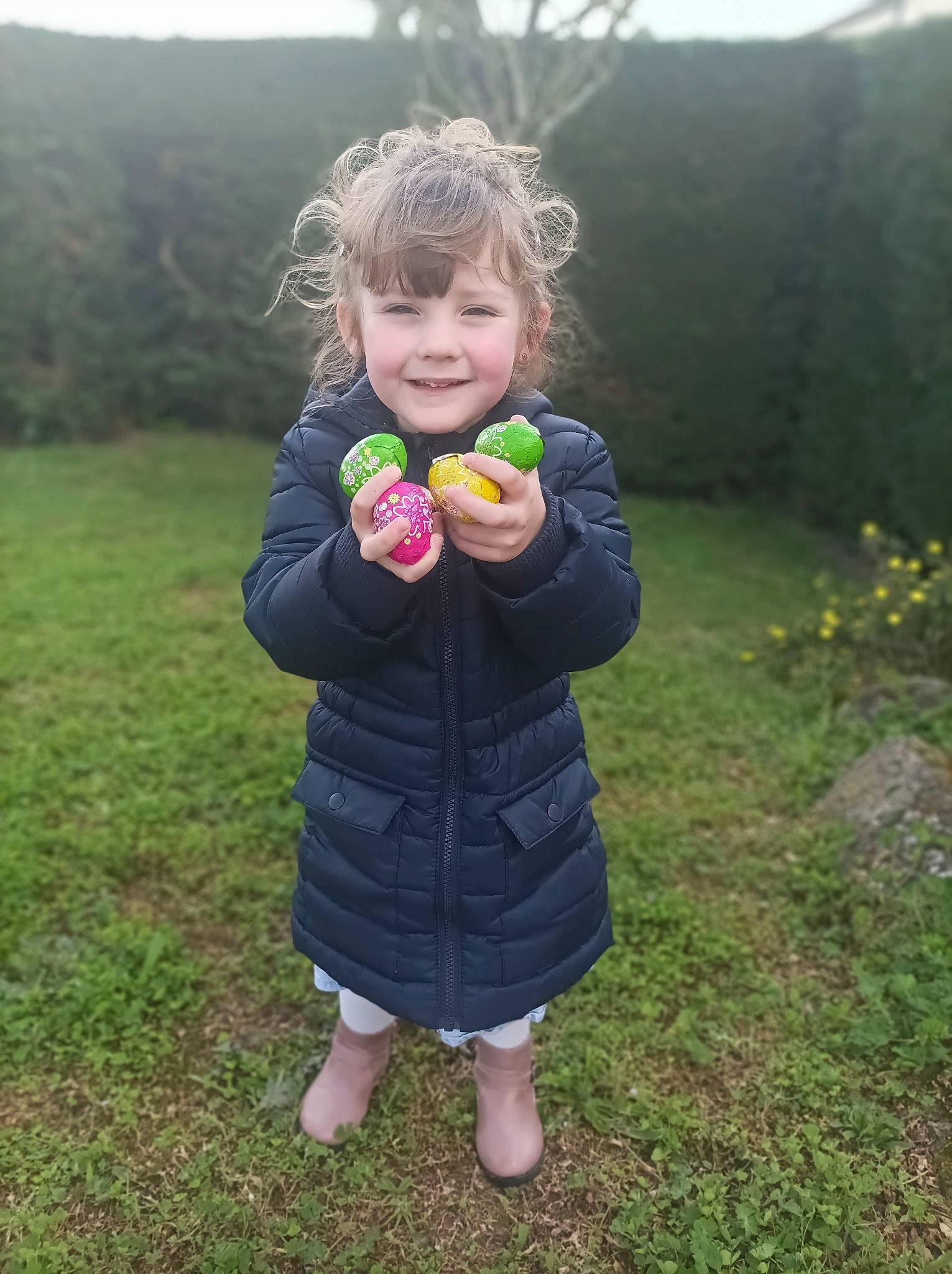 Clémence a rejoint le concours — aidez-le/la à gagner de superbes lots ! ball, eye, face, flower, fruit, fun, gesture, grass, grass_family, grassland, happy, jacket, joy, landscape, meadow, natural_environment, people_in_nature, person, plant, smile
