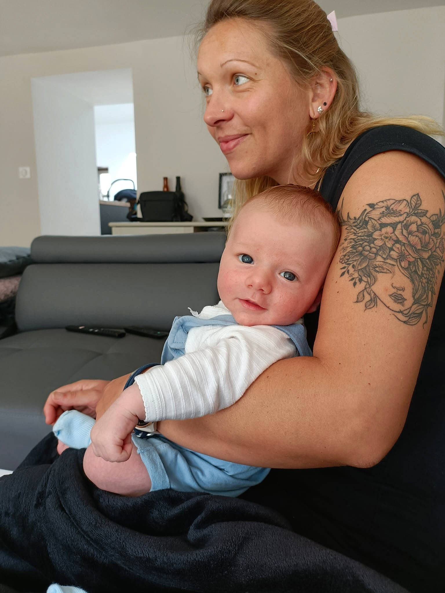 Simon a rejoint le concours — aidez-le/la à gagner de superbes lots ! abdomen, baby, chest, comfort, couch, elbow, face, hairstyle, human_leg, joint, joy, lap, muscle, person, shoulder, sitting, skin, smile, temporary_tattoo, thigh