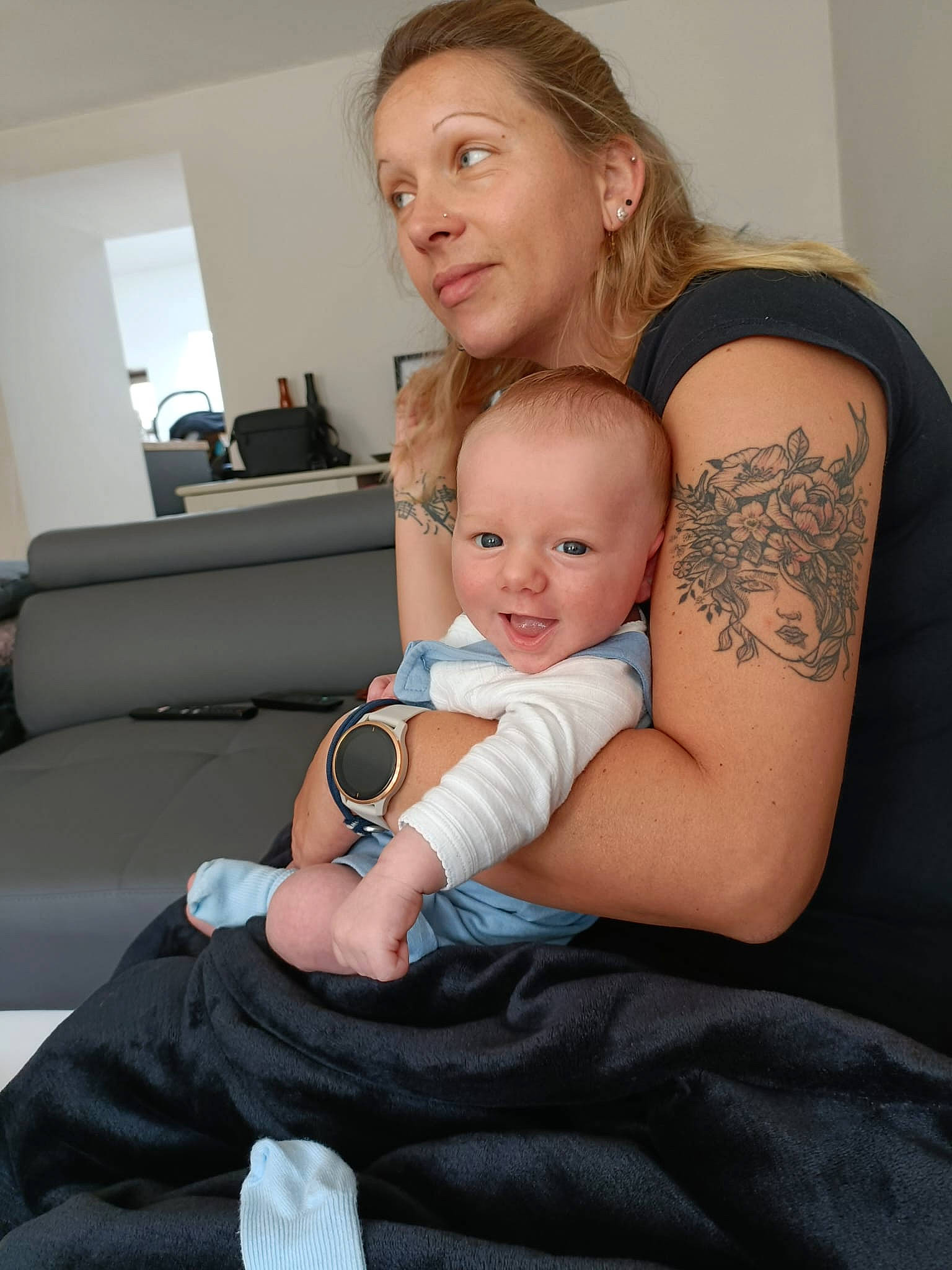 Simon a rejoint le concours — aidez-le/la à gagner de superbes lots ! abdomen, baby, child, comfort, couch, elbow, event, eye, happy, head, human_leg, joint, knee, lap, person, sitting, skin, temporary_tattoo, thigh, toddler