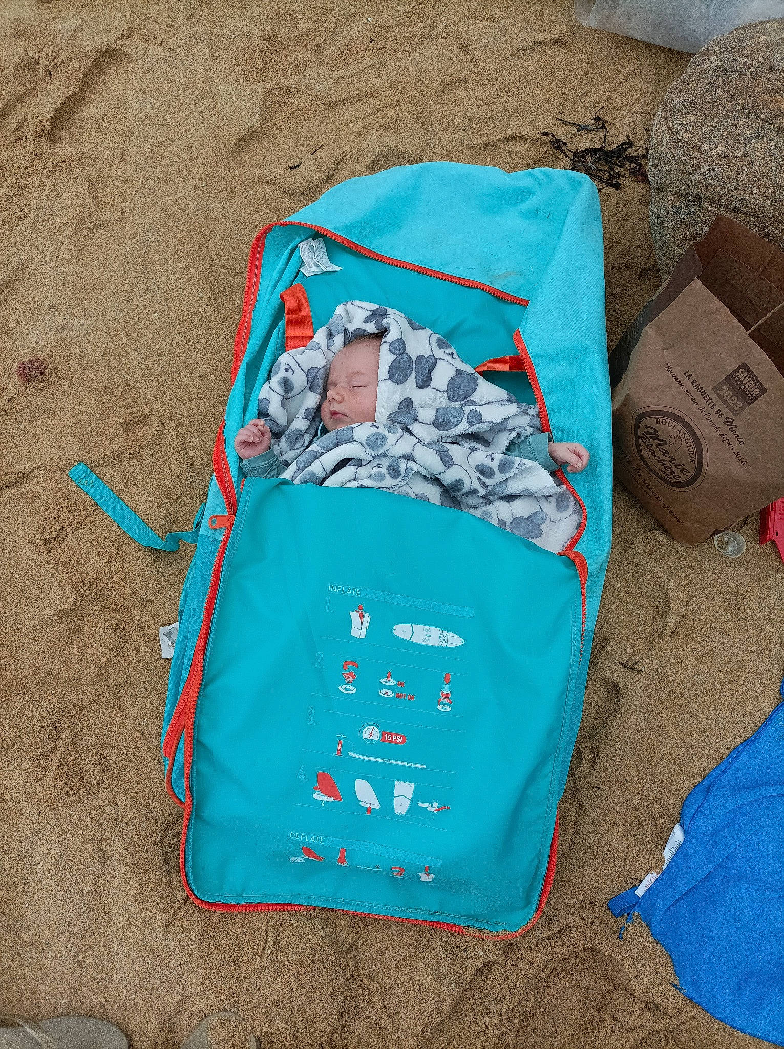 Simon participe au concours pour gagner de l'argent avec cette photo : aqua, azure, baby_toddler_clothing, bag, brand, electric_blue, fashion_accessory, font, linens, luggage_and_bags, packaging_and_labeling, packing_materials, paper_product, pattern, person, plastic, sleeve, t_shirt, top, travel