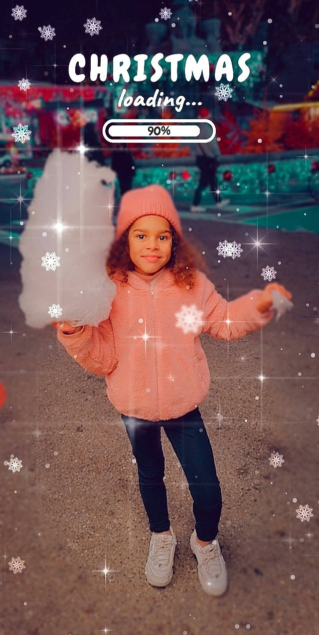 Kymia a rejoint le concours — aidez-le/la à gagner de superbes lots ! child, christmas_eve, cool, event, freezing, fun, fur, gesture, glove, happy, headwear, holiday, jeans, joy, pattern, people_in_nature, person, pink, play, snow
