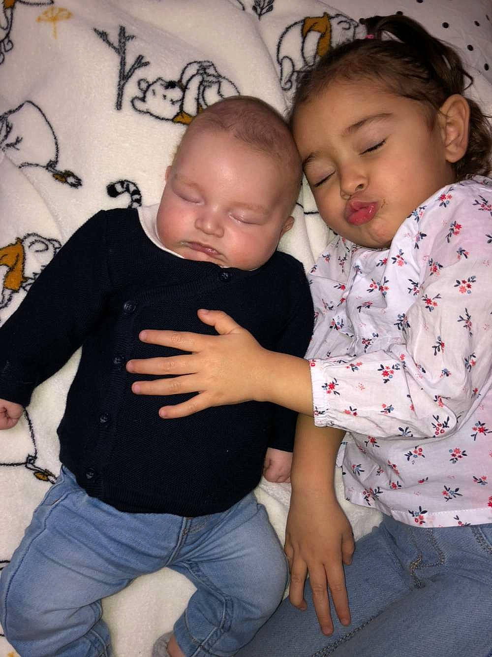 Azalya participe au concours pour gagner de l'argent avec cette photo : comfort, cool, eye, finger, flash_photography, gesture, hairstyle, happy, human_body, joint, mouth, muscle, neck, person, shoulder, skin, standing, stomach, style, thigh