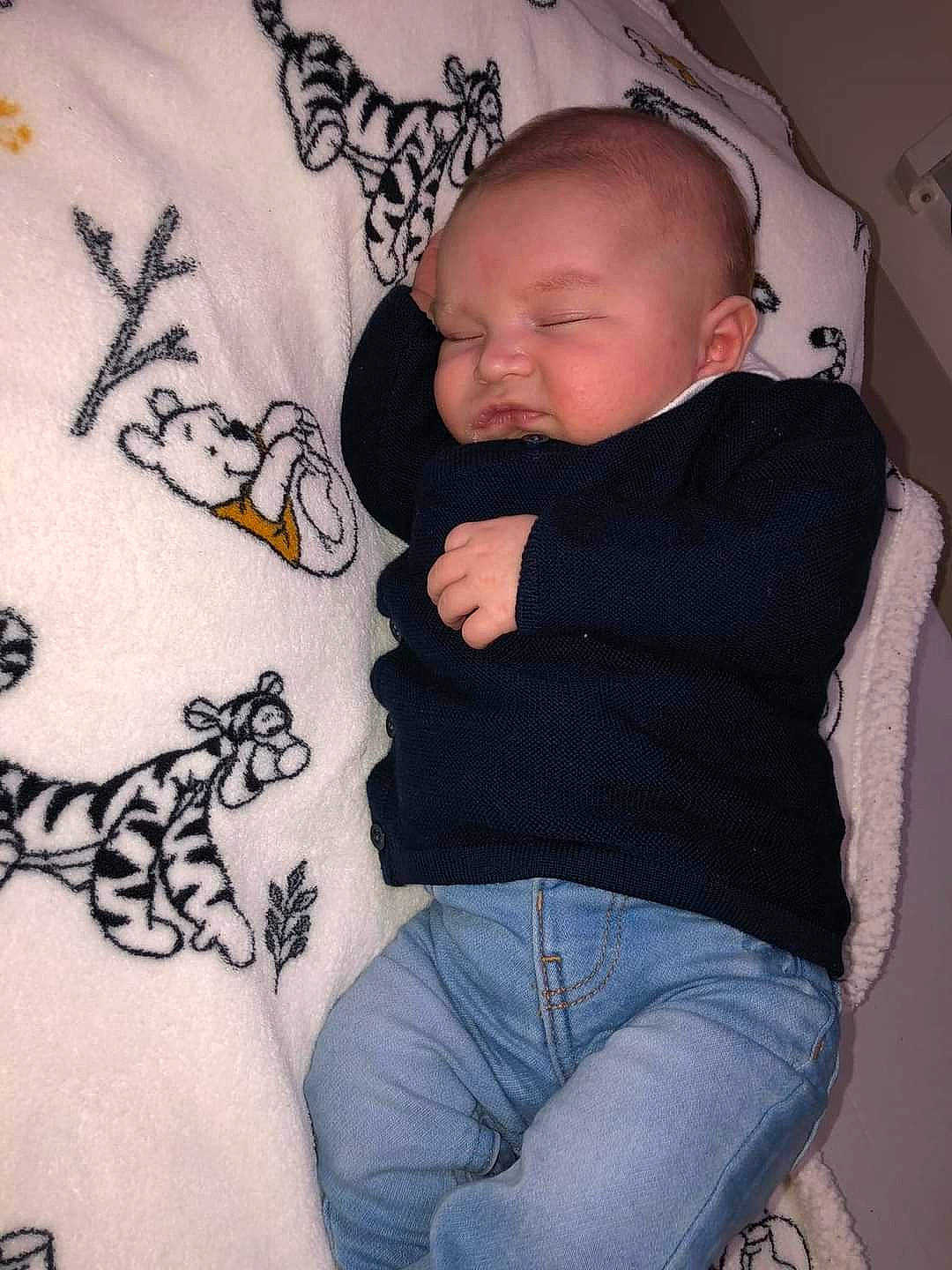 Thiago a rejoint le concours — aidez-le/la à gagner de superbes lots ! arm, baby, baby_toddler_clothing, cheek, comfort, cool, elbow, finger, hand, human_body, joint, leg, mouth, neck, nose, organ, person, skin, sleeve, thigh