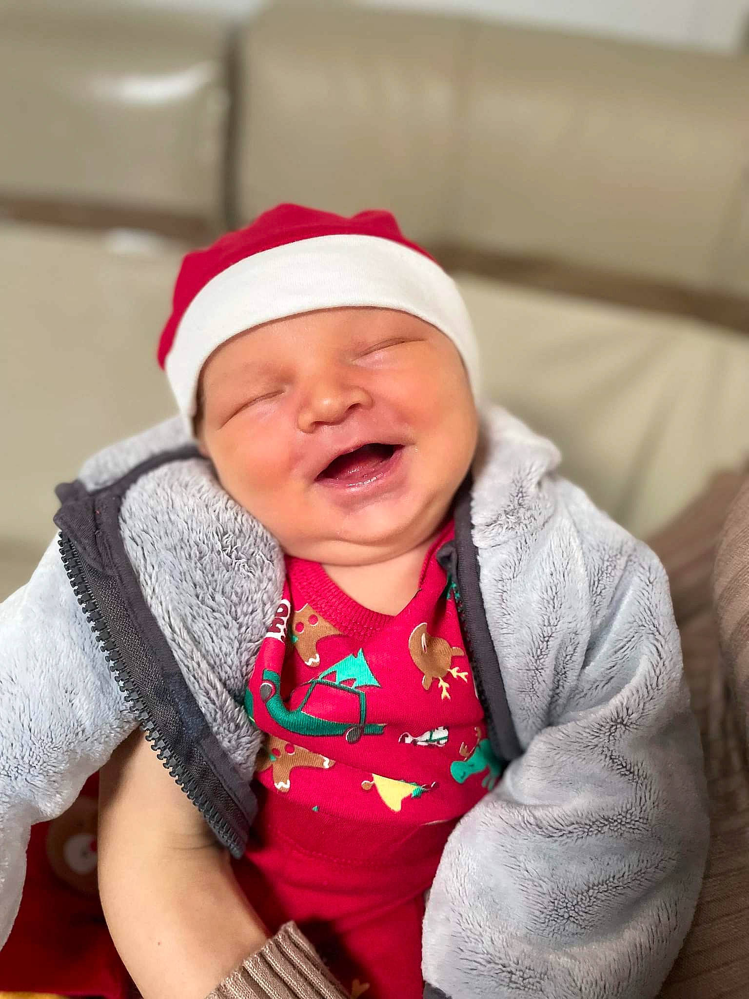 Thiago participe au concours pour gagner de l'argent avec cette photo : baby, baby_toddler_clothing, cap, carmine, cheek, comfort, event, eye, fashion_accessory, fun, happy, headwear, holiday, lip, magenta, outerwear, person, sitting, sleeve, smile