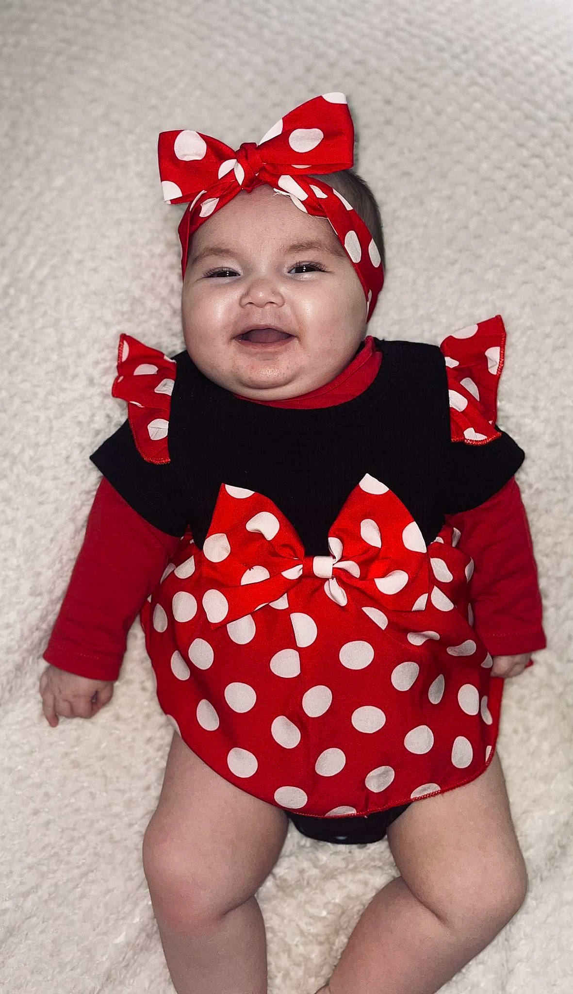 Layana a rejoint le concours — aidez-le/la à gagner de superbes lots ! baby, baby_toddler_clothing, cap, child, costume_hat, dress, happy, hat, head, headgear, headwear, human_body, one_piece_garment, pattern, person, pink, red, sleeve, smile, thigh